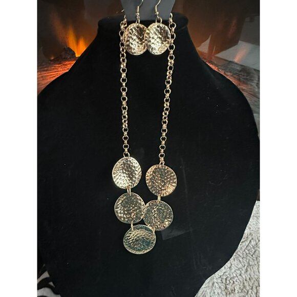 Gold Tone Hammered Disc Necklace & Earrings Set With Chain Link Design - Picture 9 of 12